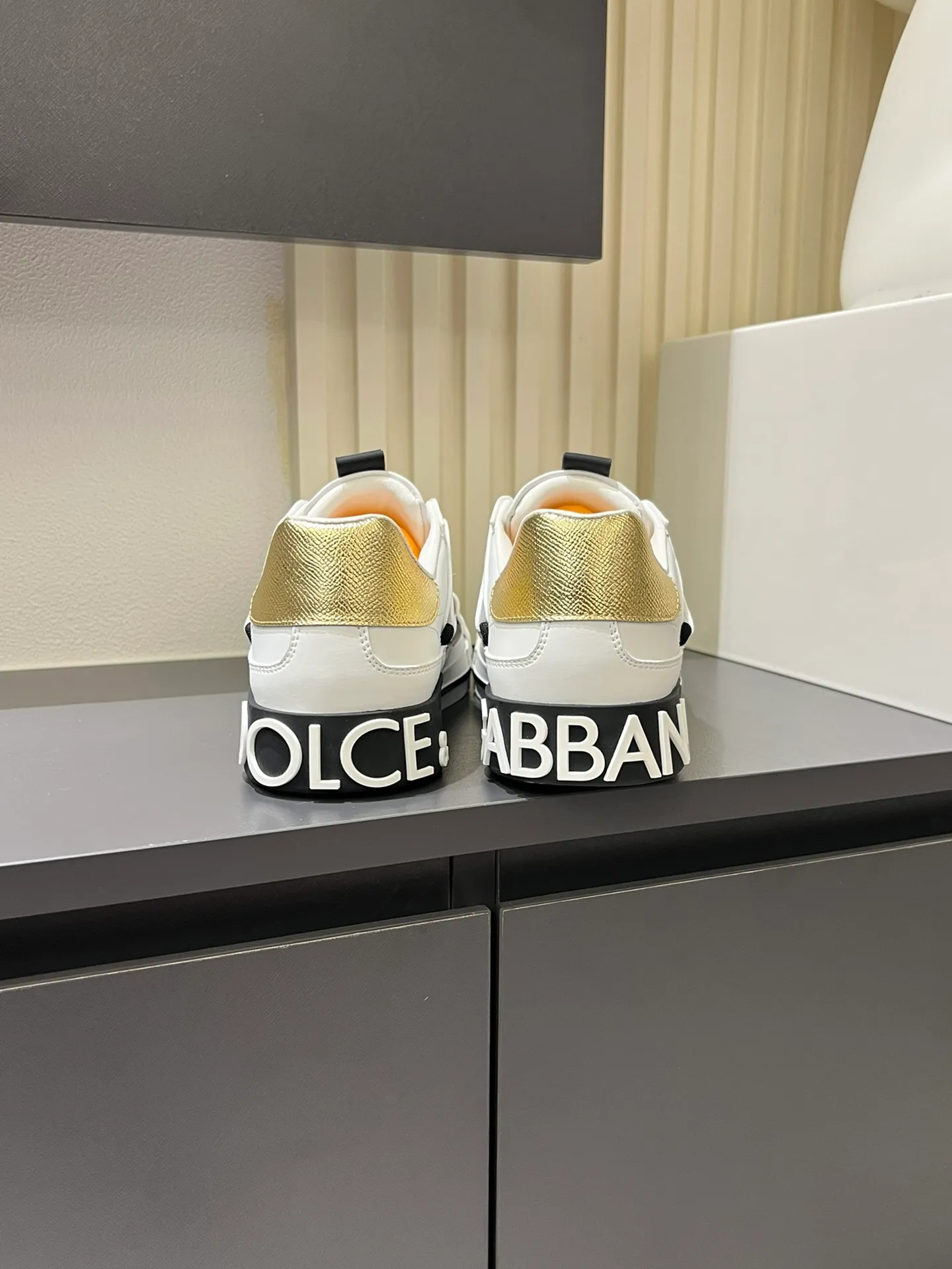 p480 Original order Couple model DG's new Custom 2.Zero sneakers combine the characteristic elements of the brand's two classic series, combining the simple and elegant silhouette of Portofino with the urban and capable attitude of Miami. Calfskin upper with contrasting details, micro-injection rubber logo on the side, laminated Dauphine leather heel, sheepskin lining, original outsole Size: Women's 35-40 (34, 41 can be ordered), Men's 38-44 (45, 46 can be customized)